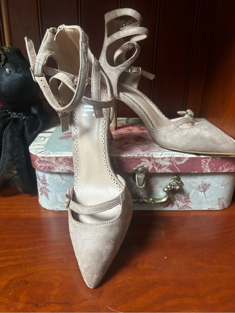 Journee Collection Lilyann Multi-Strap Pointed-Toe Pumps Soft faux suede .NWOT